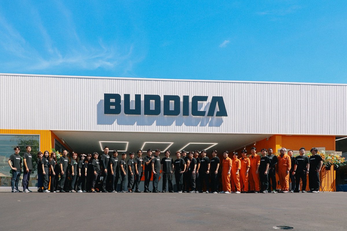 yuusaku_buddica's tweet photo. 10年前、僕は大阪で会社を追われました。

当時、僕はビッグモーターの社員として、買収したハナテンの再建に携わっていました。寝食を忘れ、自分のすべてを注ぎ込み、本気で会社を変えようとしていました。

でも、道半ばで社内の政治闘争に敗れ、僕は大阪を離れることになりました。

自分の力が足りず、無力でした。
ほんとうに悔しかったです。

正しいと思うことを、いつもやれるとは限りません。組織の中では、変えられないこともあります。当時の僕の、血の滲む努力は報われませんでした。

外に出ようと思いました。

誰かの会社を変えるんじゃなくて、自分で理想の会社を一からつくると決めました。

BUDDICAを創業の原点は大阪です。

あれから10年。

昨日、BUDDICA大阪堺支社をグランドオープンしました。

初日の来場者数は、1,872人。

おそらく日本の車屋でも、なかなかない光景だったと思います。

もちろん、昨日一日でできた数字ではありません。ここに辿り着くまで、仲間たちと長い時間をかけて、地道な努力を積み重ねてきました。

でも、僕がほんとうに嬉しかったのは、オープン前のお客様の行列を見た時でも、1,872人という数字を見た時でもありません。

お客様の楽しそうな笑顔を見て、仲間たちと顔を見合わせ、ハイタッチした瞬間でした。

彼らは、自分の成績よりも、お客様に喜んでもらうことを優先して、理想のクルマ屋であろうと、あえて難しい道を選んで転職してきました。

彼らがいれば”流通革命”はやれます。

叶えたい未来より先に、
何より大切なものを手に入れた感覚でした。

今期のBUDDICAは宣言通り、まだまだアクセル全開でいきます。

今月は大型プロジェクトがローンチされ、新商品も発売します。来月には大型M&Aも発表できる予定です。

これまで地道に足場を固めてきましたが、ここからBUDDICAの本領を発揮していきます。

まだまだこれからです。
見ておいてください。

CAR and LIFE.