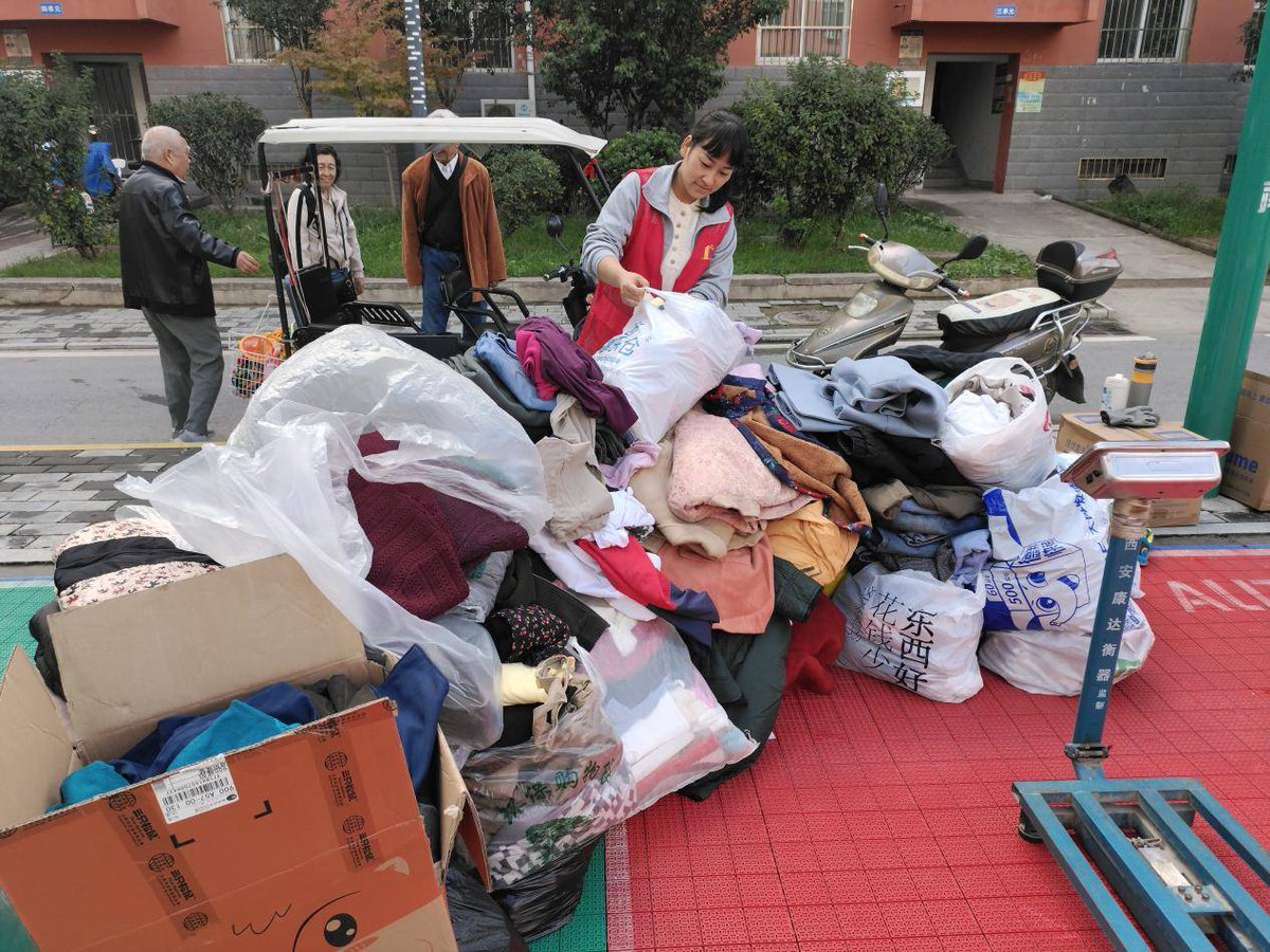 slow_down0's tweet photo. Tackling clutter this weekend! Found so many nostalgic treasures u0026 unused items to donate or upcycle. Small steps = big decluttering wins. https://t.co/4s3rh2IdR3