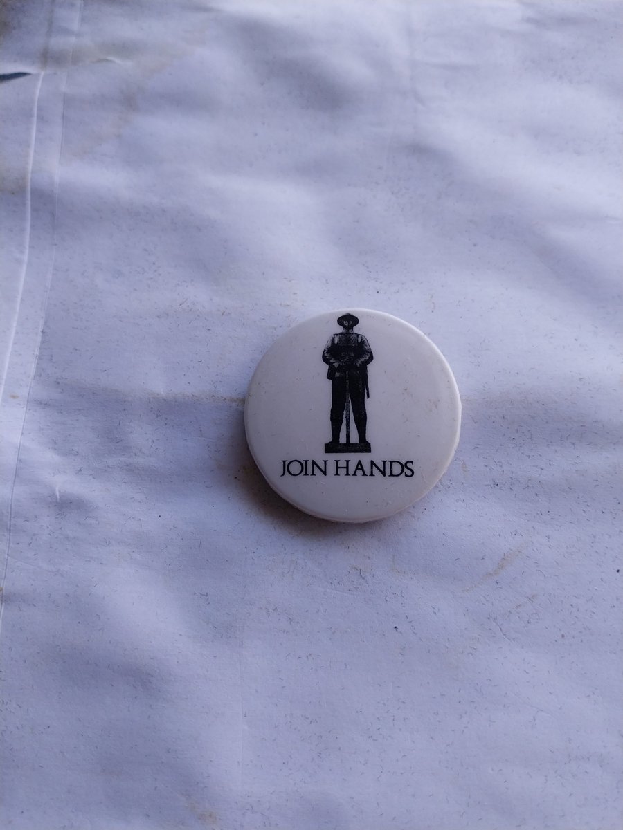OldBadgesDaily's tweet photo. Day 187. @siouxsieandtheb #SiouxsieAndTheBanshees #JoinHands https://t.co/lzWTezqVpK