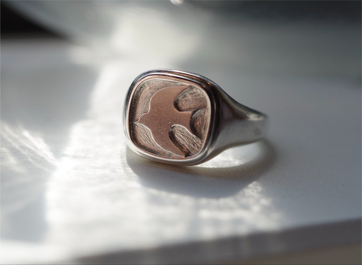 GiorgioJewelry's tweet photo. つばめのシグネットリング 完成しました𓅯
.
.

使い込むことで更に色味が変化するという
"シルバー独特の特徴" を活かし
凹凸のあるデザインにしました。 https://t.co/pJ54CJTgtt