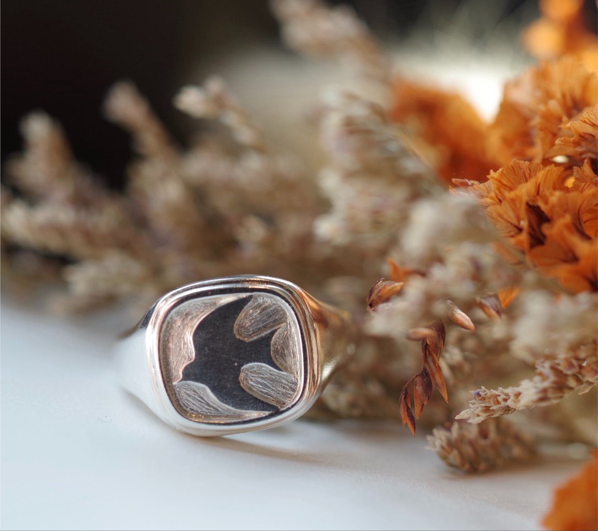 GiorgioJewelry's tweet photo. つばめのシグネットリング 完成しました𓅯
.
.

使い込むことで更に色味が変化するという
"シルバー独特の特徴" を活かし
凹凸のあるデザインにしました。 https://t.co/pJ54CJTgtt