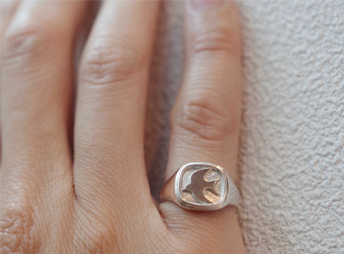 GiorgioJewelry's tweet photo. つばめのシグネットリング 完成しました𓅯
.
.

使い込むことで更に色味が変化するという
"シルバー独特の特徴" を活かし
凹凸のあるデザインにしました。 https://t.co/pJ54CJTgtt