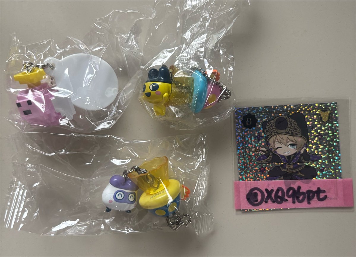 XQ96pt's tweet photo. たまごっち　UFOスイング　ドットフィギュア　交換

譲…まめっち、ますくっち、まるてん

求…UFOスイング2 おやじっち

郵送のみ https://t.co/QAo2hQqIho