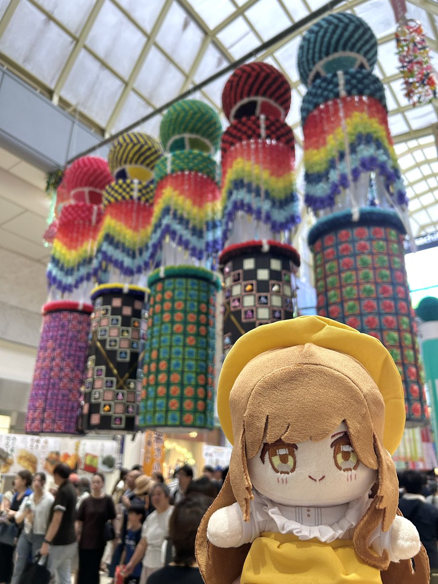 Ria_firefly4's tweet photo. 『仙台 七夕まつり』に行ってきました

綺麗な短冊だけかと思ってたのですが、多くの方の願いもあり、ちゃんと七夕まつりなのだなと行って実感しました

名物のひょうたん揚げを食べ、サモエドカフェにも行けてとても楽しかったです

#がびのてがみ箱 https://t.co/C9QB6nDo1t