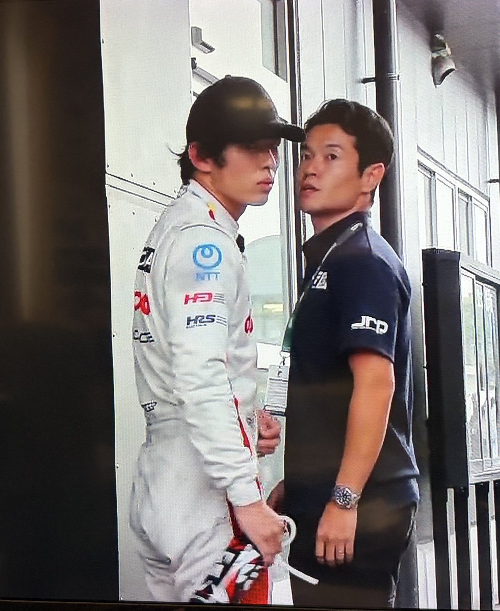 BOTTASLOVEYOU's tweet photo. 運営に抗議しに行こうとする格之進を制止する山本さん。

#Sformula https://t.co/3wIj6WRCpj