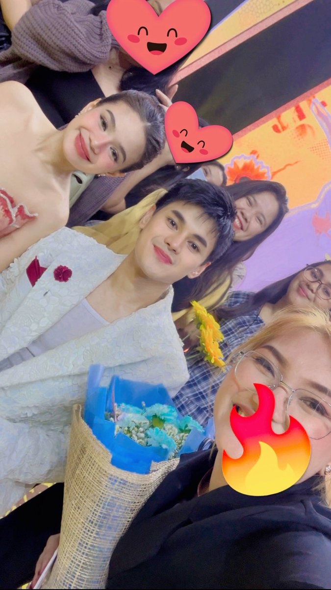 lolololowlala's tweet photo. Caca: “hala  you’re here hello picture tayo “ sabay hug 
Dudu: “hi po “

Mamatay na talaga ako 
@biancadeveraa 
@dustinyuu https://t.co/TDP532f8ZQ