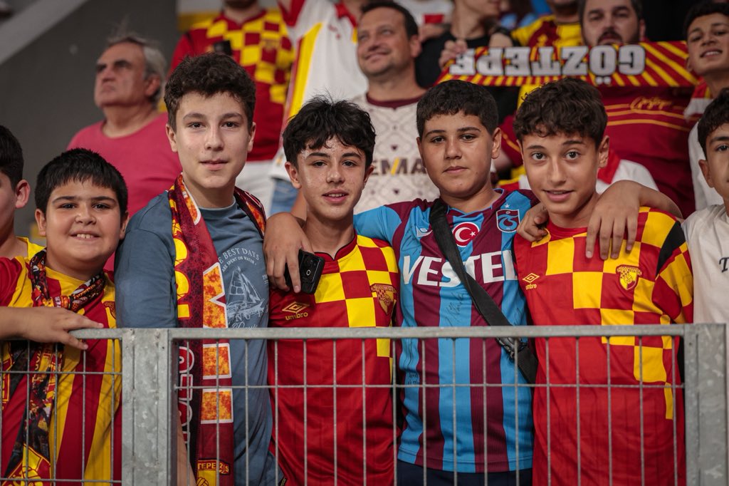 Goztepe's tweet photo. Karadeniz’in güzel insanları ve @Trabzonspor Kulübü’ne,

Türk futbolunda önemli izler bırakmış, iki güzide kulübümüzün formasını da gururla taşımış, karakteriyle gençlere ve geleceğe örnek olmuş kaptanımız İsmail Köybaşı için organize edilen bu anlamlı karşılaşmada bizlerle birlikte olan tüm Trabzonspor taraftarlarına teşekkür ediyoruz.

Dün akşam bir kez daha tüm Türkiye’ye, futbolun birleştirici gücünü, rekabetin yanı sıra dostluğun ve kardeşliğin de bu güzel oyunu çok daha anlamlı ve özel kıldığını hep birlikte gösterdik.

Bu özel ve anlamlı vedayla birlikte, Türk futbolunun unutulmaya yüz tutmuş geleneklerini yeniden yaşatmanın ve yılların emeğine duyulan saygıyı yeniden hatırlatmanın mutluluğunu yaşadık.

Bu anlamlı günde bizlerle birlikte olduğunuz ve kaptanımız İsmail Köybaşı’nın unutulmaz anılarına hep birlikte bir yenisini eklediğimiz için başta Trabzonspor Kulübü Başkanı Sayın Ertuğrul Doğan olmak üzere, Trabzonspor Yönetim Kurulu’na ve tüm Trabzonspor taraftarlarına teşekkür ederiz.

Göztepe Spor Kulübü