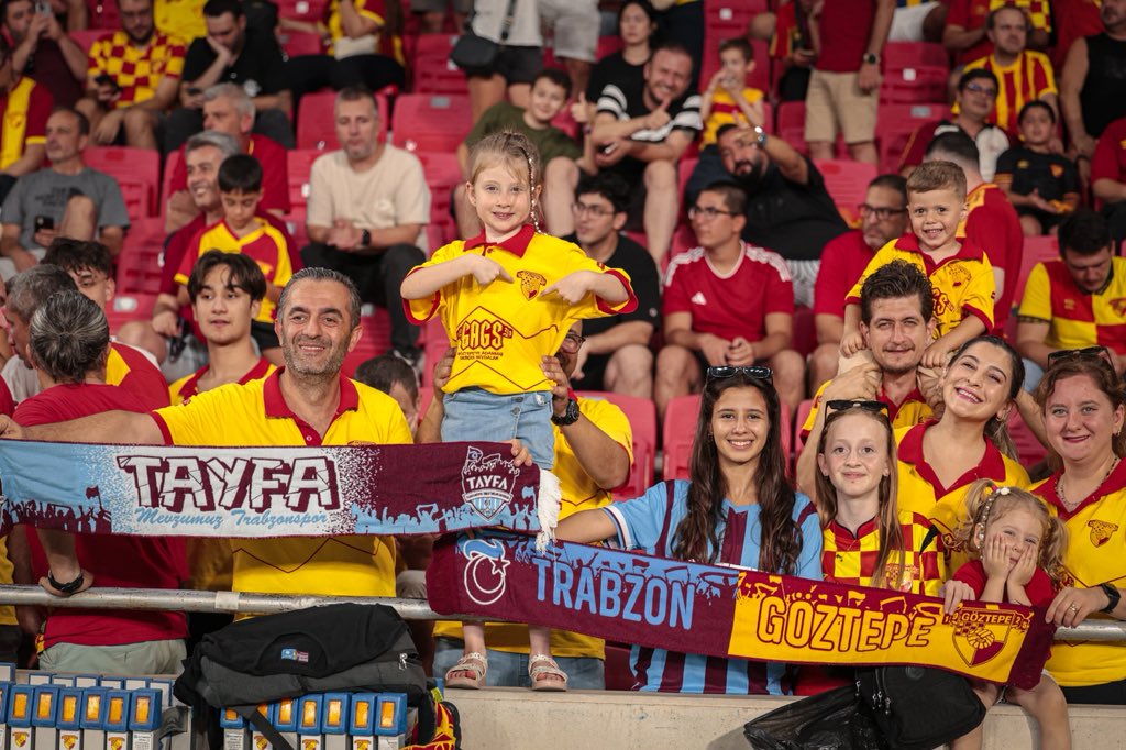 Goztepe's tweet photo. Karadeniz’in güzel insanları ve @Trabzonspor Kulübü’ne,

Türk futbolunda önemli izler bırakmış, iki güzide kulübümüzün formasını da gururla taşımış, karakteriyle gençlere ve geleceğe örnek olmuş kaptanımız İsmail Köybaşı için organize edilen bu anlamlı karşılaşmada bizlerle birlikte olan tüm Trabzonspor taraftarlarına teşekkür ediyoruz.

Dün akşam bir kez daha tüm Türkiye’ye, futbolun birleştirici gücünü, rekabetin yanı sıra dostluğun ve kardeşliğin de bu güzel oyunu çok daha anlamlı ve özel kıldığını hep birlikte gösterdik.

Bu özel ve anlamlı vedayla birlikte, Türk futbolunun unutulmaya yüz tutmuş geleneklerini yeniden yaşatmanın ve yılların emeğine duyulan saygıyı yeniden hatırlatmanın mutluluğunu yaşadık.

Bu anlamlı günde bizlerle birlikte olduğunuz ve kaptanımız İsmail Köybaşı’nın unutulmaz anılarına hep birlikte bir yenisini eklediğimiz için başta Trabzonspor Kulübü Başkanı Sayın Ertuğrul Doğan olmak üzere, Trabzonspor Yönetim Kurulu’na ve tüm Trabzonspor taraftarlarına teşekkür ederiz.

Göztepe Spor Kulübü