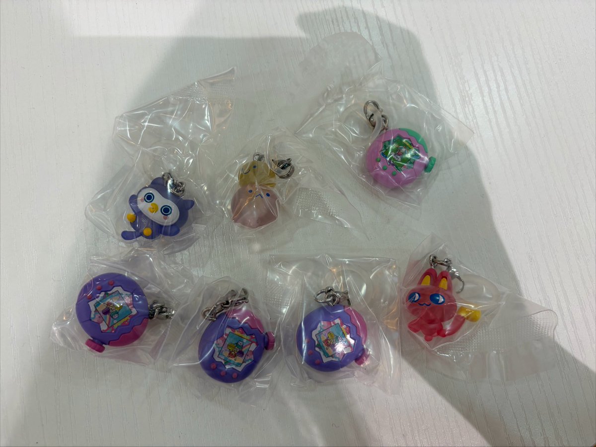 sdsc_'s tweet photo. たまごっち　めじるしアクセサリー　交換

【譲】　画像のもの
【求】　ぽちっち、みみっち、いるかっち

現在新宿サブナードにおります。交換のご連絡おまちしております。 https://t.co/V2ItVit6BH