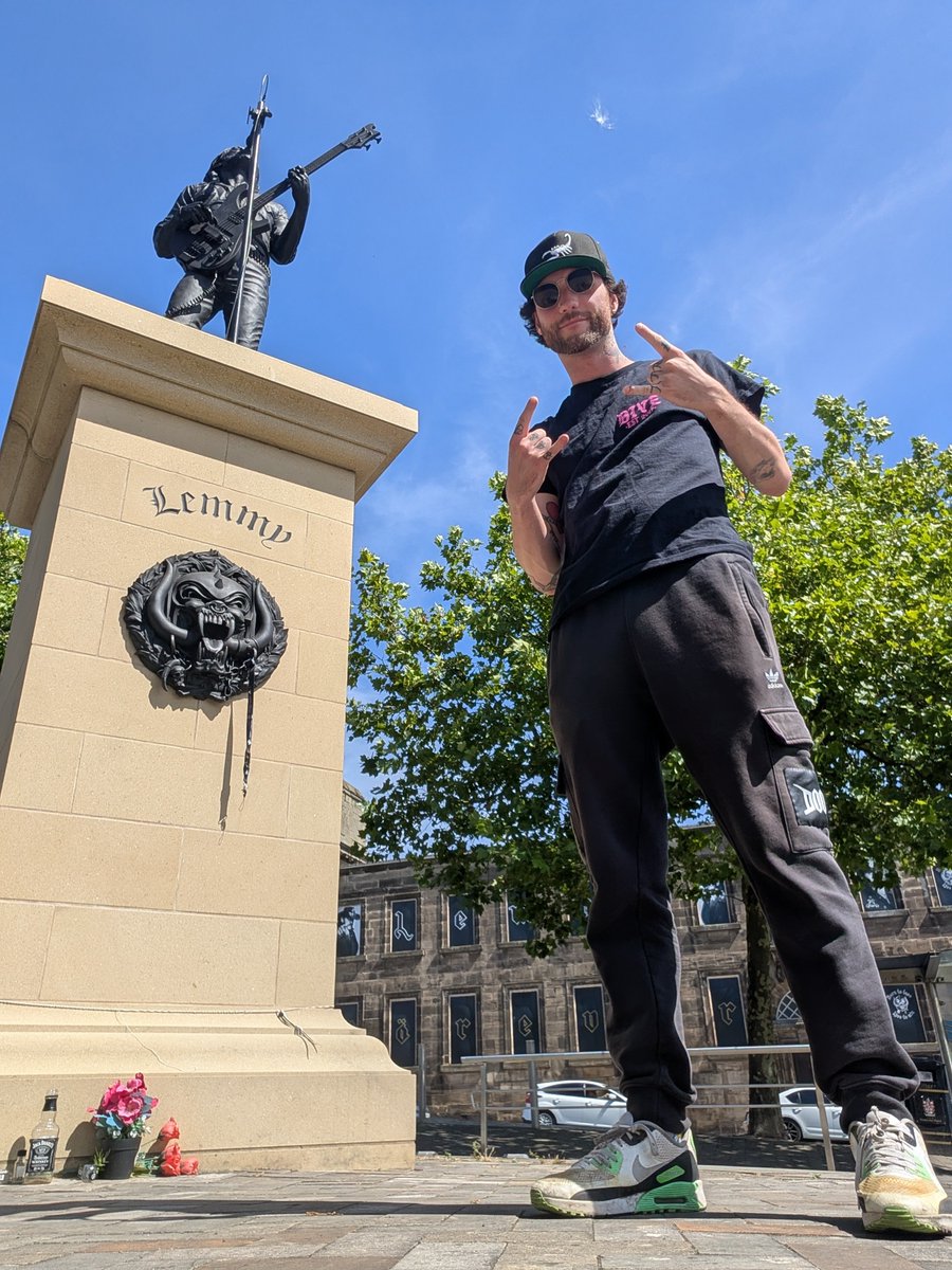 marx01482's tweet photo. Had to go pay my respects to the 🐐 while I was in Stoke, had tickets to see @myMotorhead a couple times but unfortunately it never happened and it'll forever devastate me that I never got the chance 🤘 https://t.co/2cMKITAIfZ
