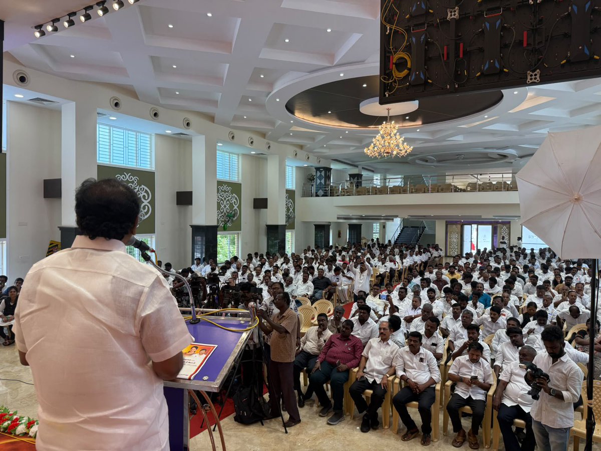TThenarasu's tweet photo. இன்று மதுரையில், தி.மு.கழகச் சட்டத்துறை சார்பில் தென் மண்டலக் கழக வழக்கறிஞர்கள் கலந்தாய்வுக் கூட்டம் சட்டத்துறைச் செயலாளர், மூத்த வழக்கறிஞர் அண்ணன் திரு. என். ஆர். இளங்கோ Ex MP அவர்கள் தலைமையில் நடைபெற்றது. இதில் பங்கேற்றுச் சட்டத்தின் வழியே கழகத்தோழர்களின் பாதுகாப்பினை நிலைநாட்டும் பணியில் கழக வழக்கறிஞர் அணியின் பங்கு மிக முக்கியமானது என்பதைப் பற்றியும், கழகத்தின் பணிகளில் வழக்கறிஞர் அணியின் செயல்பாடுகளைக் குறித்தும் உரையாற்றினோம்.

இந்நிகழ்வில், மேனாள் அமைச்சர் மாவட்டச் செயலாளர் அண்ணன் திரு. மூர்த்தி, நெல்லை மாவட்ட செயலாளர் முன்னாள் பேரவைத் தலைவர் திரு. ஆவுடையப்பன், தேனி நாடாளுமன்ற உறுப்பினர், மாவட்டச் செயலாளர் திரு. தங்க தமிழ்ச்செல்வன், தென்காசி தெற்கு மாவட்டச் செயலாளர் திரு. ஜெயபாலன். திரு. ரவிச்சந்திரன் Ex MLA, திரு. பச்சையப்பன், திரு. திலக் உள்ளிட்ட கழக முன்னணி வழக்கறிஞர்கள், நிர்வாகிகள்  பங்கேற்றனர்.

@pmoorthy21 @ThangaTamilselv @nrelango_dmk