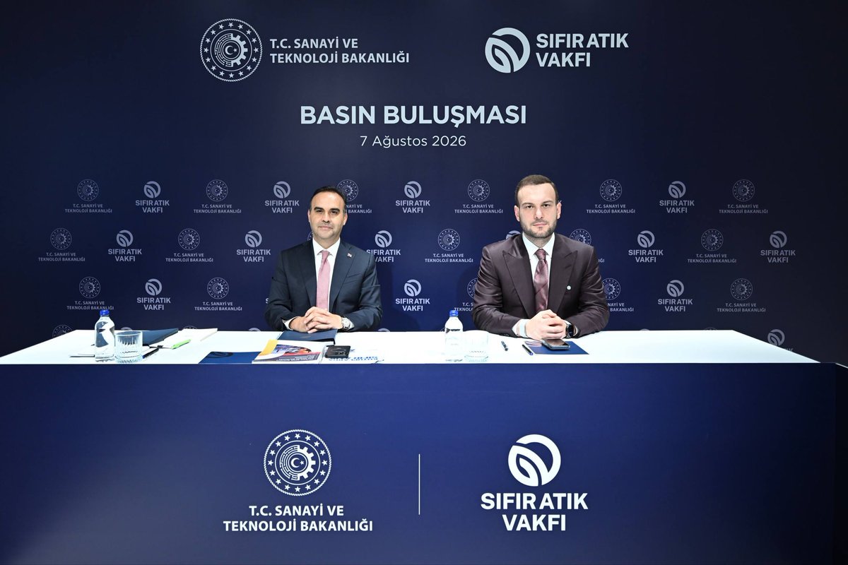 mfatihkacir's tweet photo. Sıfır Atık Vakfı Başkanı Sayın @samedagirbas ile birlikte gazetelerin ve dijital mecraların yöneticileri ile bir araya geldik. Yeşil dönüşüm ve sıfır atık odaklı çalışmalarımızı konuştuk.

TÜBİTAK ve Sıfır Atık Vakfı iş birliğinde hazırlanan "Kutuplarda Sıfır Atık" kitabının tanıtımını gerçekleştirdik. ❄️♻️📚

Çevreyi önceliklendirmeye, “sıfır atık” ve “döngüsel ekonomi” projelerini desteklemeye, üretimde yeşil dönüşümü hızlandırmaya devam edeceğiz. 🇹🇷

@sifiratikvakfi0