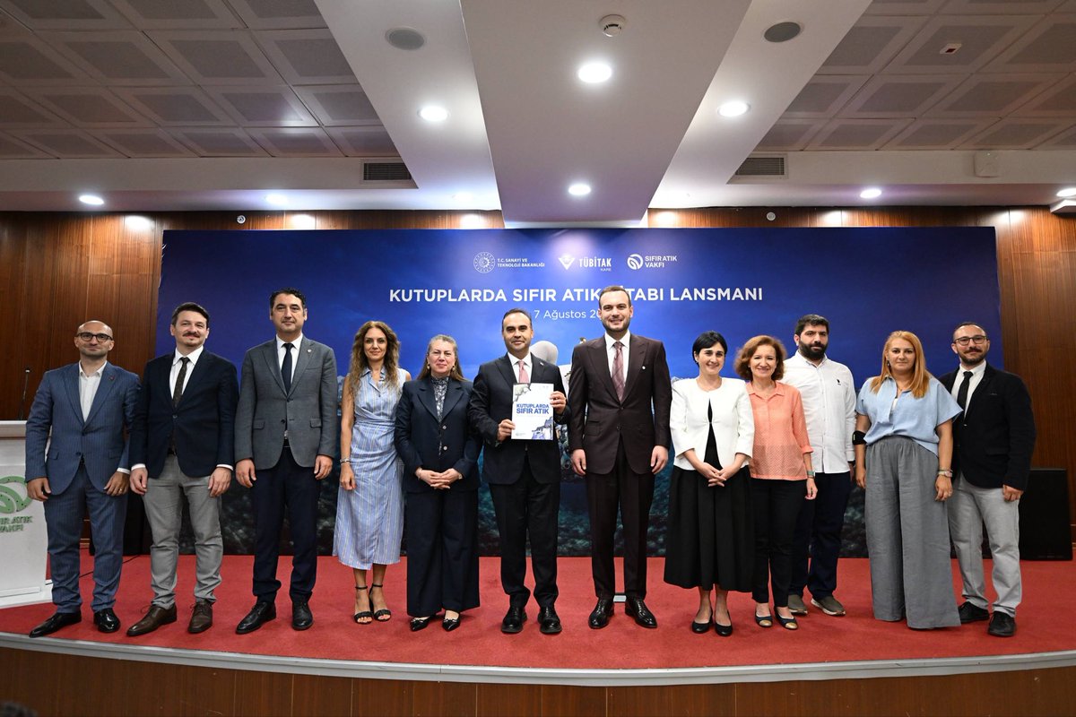 mfatihkacir's tweet photo. Sıfır Atık Vakfı Başkanı Sayın @samedagirbas ile birlikte gazetelerin ve dijital mecraların yöneticileri ile bir araya geldik. Yeşil dönüşüm ve sıfır atık odaklı çalışmalarımızı konuştuk.

TÜBİTAK ve Sıfır Atık Vakfı iş birliğinde hazırlanan "Kutuplarda Sıfır Atık" kitabının tanıtımını gerçekleştirdik. ❄️♻️📚

Çevreyi önceliklendirmeye, “sıfır atık” ve “döngüsel ekonomi” projelerini desteklemeye, üretimde yeşil dönüşümü hızlandırmaya devam edeceğiz. 🇹🇷

@sifiratikvakfi0