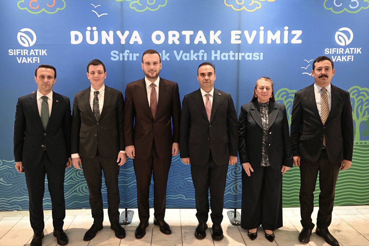 mfatihkacir's tweet photo. Sıfır Atık Vakfı Başkanı Sayın @samedagirbas ile birlikte gazetelerin ve dijital mecraların yöneticileri ile bir araya geldik. Yeşil dönüşüm ve sıfır atık odaklı çalışmalarımızı konuştuk.

TÜBİTAK ve Sıfır Atık Vakfı iş birliğinde hazırlanan "Kutuplarda Sıfır Atık" kitabının tanıtımını gerçekleştirdik. ❄️♻️📚

Çevreyi önceliklendirmeye, “sıfır atık” ve “döngüsel ekonomi” projelerini desteklemeye, üretimde yeşil dönüşümü hızlandırmaya devam edeceğiz. 🇹🇷

@sifiratikvakfi0