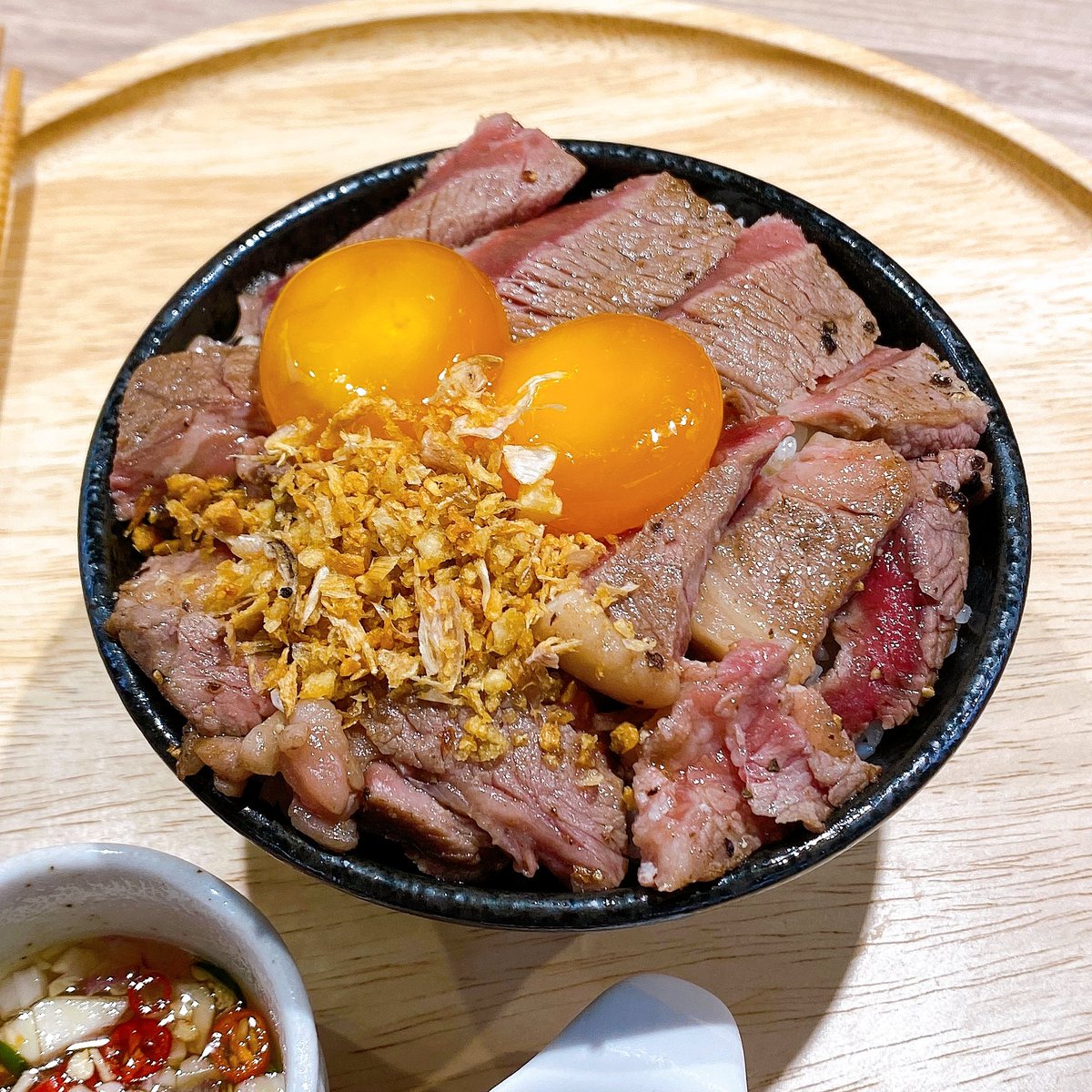 Kin24hrs's tweet photo. Teppen Omagase Don ไม่ได้มีแค่ข้าวหน้าปลาดิบนะ Unagi Don กับ Wagyu Steak Don ก็อร่อยมากกก ปลาย่างมาฉ่ำๆ ชิ้นใหญ่ กินกับซอสหวานเข้มข้น พร้อมไข่ดิบเพิ่มความครีมมี่ วากิวก็นุ่มมม เสิร์ฟคู่ไข่ดอง โปะบนข้าวร้อนๆ อร่อยมากก กินที่สาขาไอคอนสยามนะ 🍚🥢 https://t.co/Q02pmVsg7k