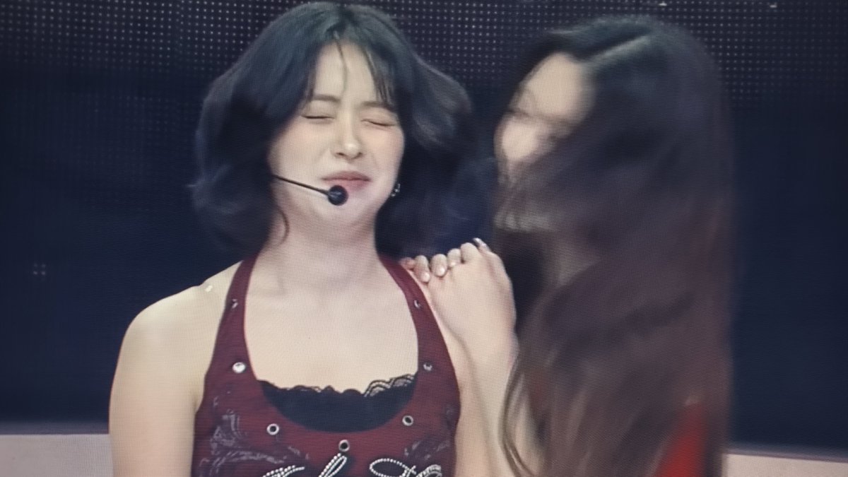 ChaerLiaMiHyun's tweet photo. their face reaction to yuna's kiss especially ryujin 🤣🤣🤣
#MIDZY_ALLIN_ON_ITZY #ALLINMIDZY #BeyondLIVE https://t.co/ESte09wKJD