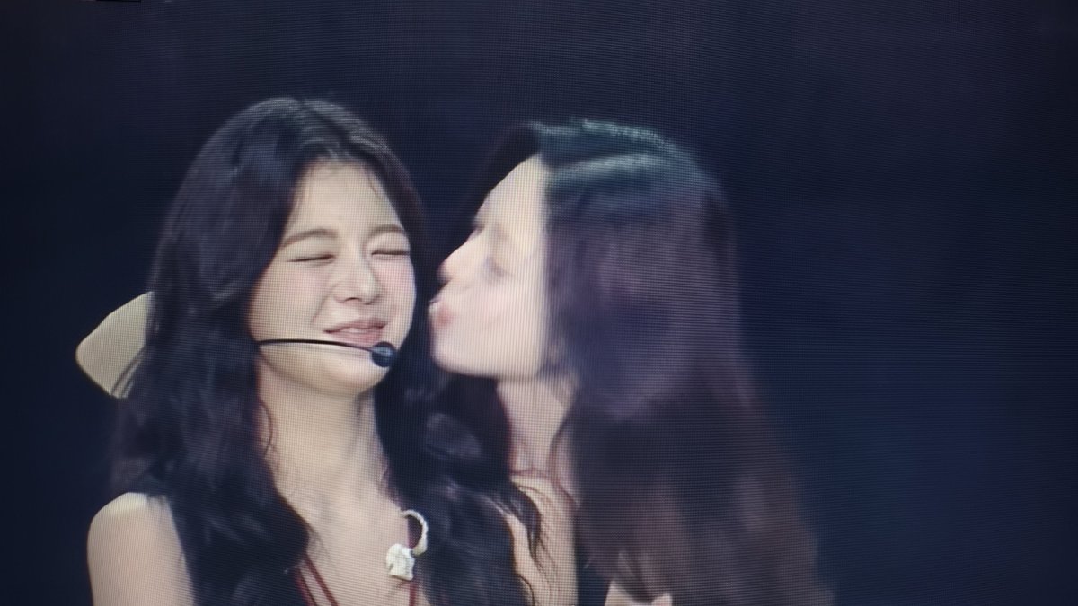 ChaerLiaMiHyun's tweet photo. their face reaction to yuna's kiss especially ryujin 🤣🤣🤣
#MIDZY_ALLIN_ON_ITZY #ALLINMIDZY #BeyondLIVE https://t.co/ESte09wKJD