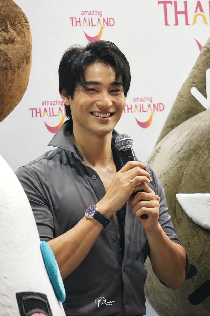 ApoNattawinofc's tweet photo. อาโป กับกิจกรรมที่บูธการท่องเที่ยวแห่งประเทศไทย มาชวนทุกคนทั้งชาวไทยและชาวต่างชาติ ให้มาพักผ่อน มาเที่ยวในเมืองไทยซึ่งเที่ยวได้ทุกภาค มาค้นพบเสน่ห์แบบไทยๆ Healing is the New Luxury รับรอง Enjoy แน่นอน 

@Nnattawin1 @go2Thailand 
#ApoNattawin #AmazingThailand
#WeiboGala2026 

ปิดท้ายกิจกรรมตามสไตล์อาโป ก็ต้องมาบูมกันหน่อย~~~ Amazing …Thailand~~~ 🥳