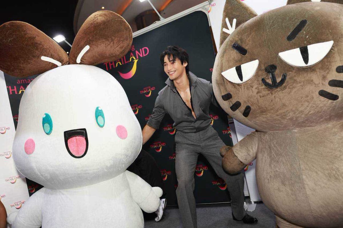 ApoNattawinofc's tweet photo. อาโป กับกิจกรรมที่บูธการท่องเที่ยวแห่งประเทศไทย มาชวนทุกคนทั้งชาวไทยและชาวต่างชาติ ให้มาพักผ่อน มาเที่ยวในเมืองไทยซึ่งเที่ยวได้ทุกภาค มาค้นพบเสน่ห์แบบไทยๆ Healing is the New Luxury รับรอง Enjoy แน่นอน 

@Nnattawin1 @go2Thailand 
#ApoNattawin #AmazingThailand
#WeiboGala2026 

ปิดท้ายกิจกรรมตามสไตล์อาโป ก็ต้องมาบูมกันหน่อย~~~ Amazing …Thailand~~~ 🥳