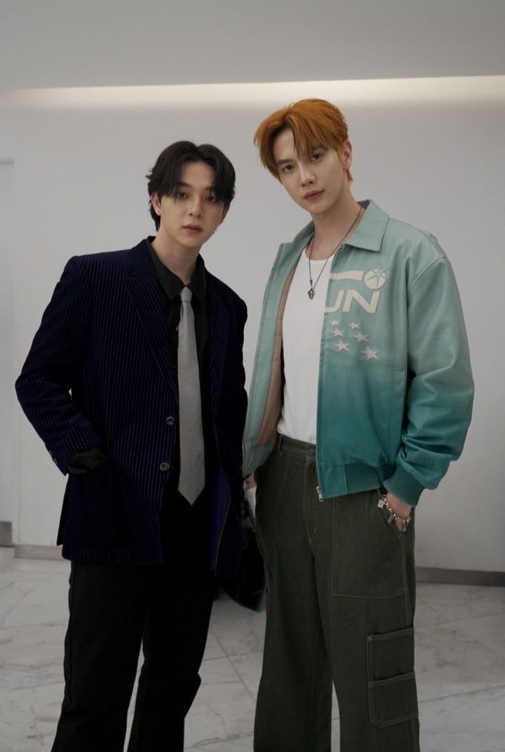 mbbabe6code's tweet photo. สำหรับ #แม็กกี้บาส ทุกอย่างมันคือเวลาที่ถูกต้องเสมอ

ถ่ายรูปด้วยกันวันแรก : ไม่รู้ด้วยซ้ำว่าจะเข้ากันได้มั้ย ตอนที่ผู้ใหญ่บอกว่าลองถ่ายรูปด้วยกันหน่อย ก็ไปถ่าย จบแนะนำตัว บาสครับ แม็กกี้ครับ จบ แยกย้าย

ถ่ายรูปด้วยกันล่าสุด : ได้รับรางวัลด้วยกันจากผลงานที่เล่นคู่กันเรื่องแรก เป็นรางวัลแรกของพี่แม็กกี้ และเป็นรางวัลของการกลับมาอีกครั้งของน้องบาส

ทั้งคู่คือการเจอกันในเวลาที่เหมาะสมจริงๆ ไม่มีอะไรมาเถียงได้เลยว่าเป็นช่วงเวลาของกันและกันแล้ว การเดินทางตลอดหลายปีที่ค้นหาตัวเองกันจนวันนี้ได้มาเจอกัน และอยู่ด้วยกันตอนนี้คือ เวลาของทั้งคู่แล้วจริงๆ 

"เมื่อดาว 2 ดวงโคจรมาเจอกัน และหมุนรอบกันและกันด้วยความรักและเข้าใจกัน💫"