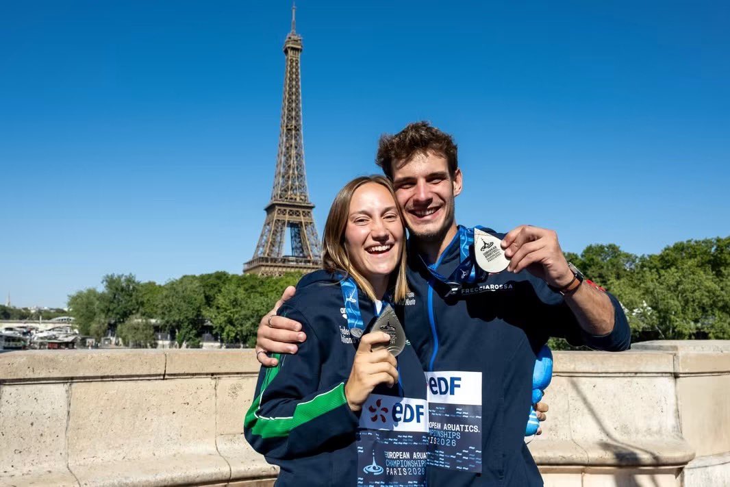 toMMilanello's tweet photo. Dai tuffi dalle grandi altezze arrivano due bellissimi argenti europei: sono 20m di pura gioia per Elisa #Cosetti e Andrea #Barnaba.
Per entrambi è il miglior risultato della loro carriera.
Per Elisa e Andrea, fidanzati nella vita, è doppia gioia davanti alla Tour Eiffel. https://t.co/CH2clxyCAe