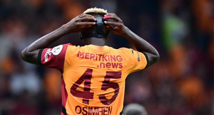 RustCohleFB's tweet photo. 🚨SKANDAL

🚨TFF, yeni sezonun ikinci yarısından itibaren çipli top teknolojisine geçileceğini açıklamıştı; Galatasaray ise Victor Osimhen’in bu sistem nedeniyle rahat futbol oynayamayacağını belirterek çipli top sistemine itiraz etmeye hazırlanıyor. https://t.co/XRF2EDfceT