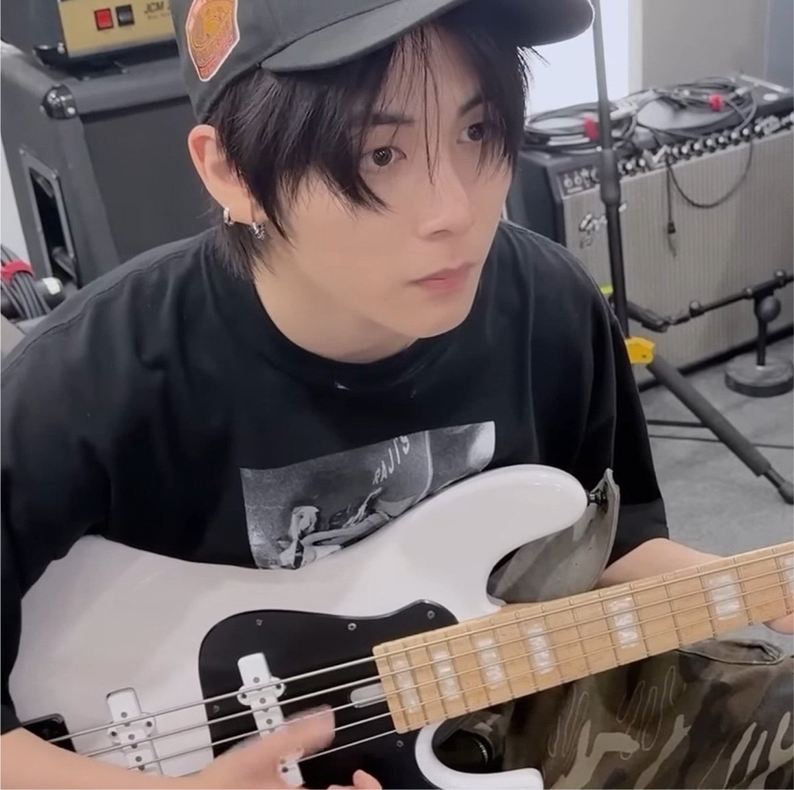 tes4n's tweet photo. 🎸 https://t.co/7SRIQOr1jL