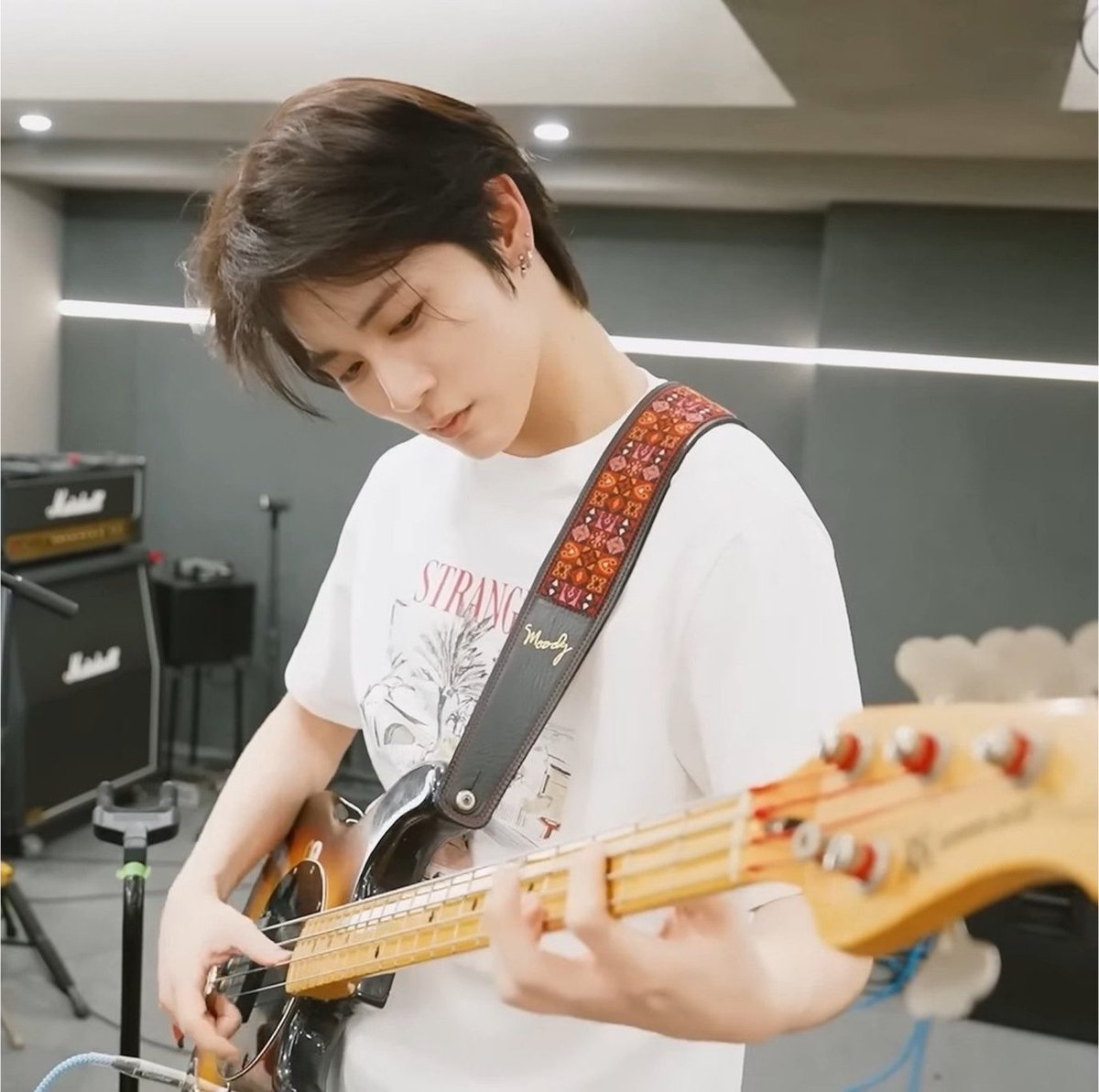 tes4n's tweet photo. 🎸 https://t.co/7SRIQOr1jL