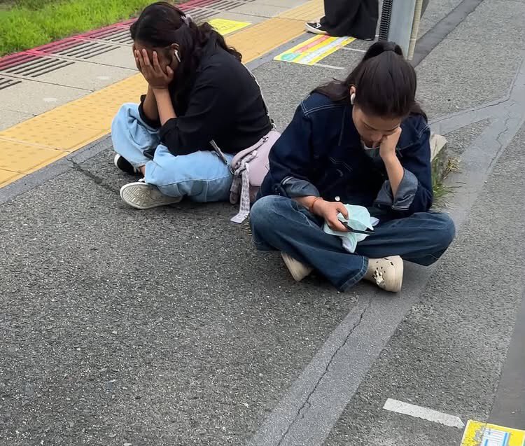 Izumi_Sunagawa's tweet photo. なんで外国人てすぐに座りたがるの？
日本人はちゃんと乗車口の前で整列して並んでるのに。
それで電車来たら平気で割り込んでくる。
日本に住むならマナーくらい学べよ。 https://t.co/JzTLghm0BU