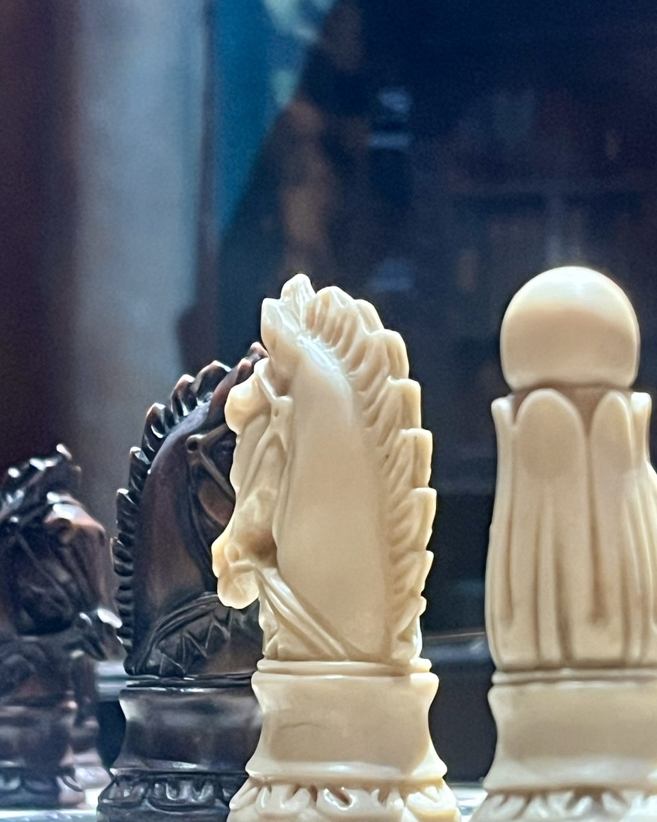 uracha_o0's tweet photo. 🪞♟️📜🕯🪽🤎 https://t.co/grU1UYhYnO