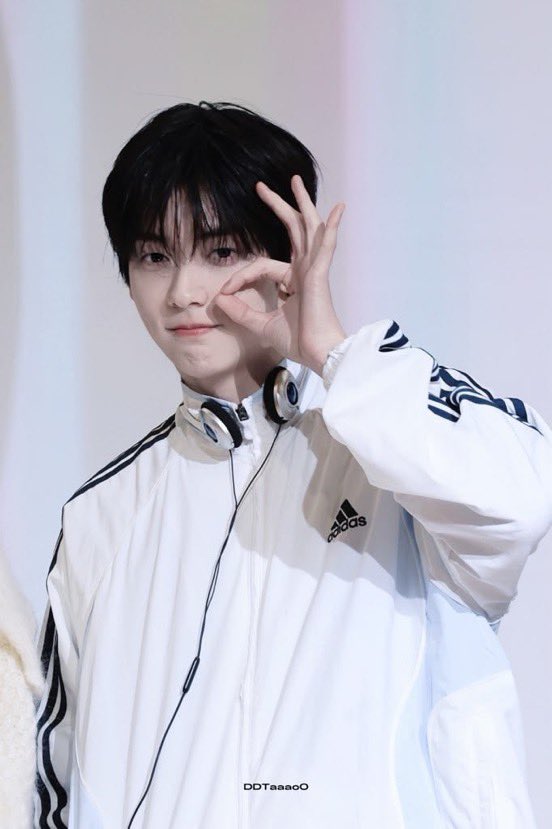 chocosongitxt's tweet photo. 아디다스 수빈은 전설이야 정말로 https://t.co/3O9XsGXT9v