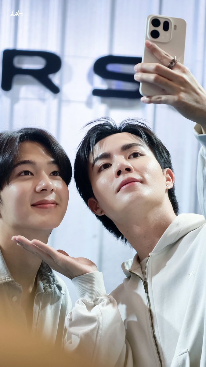 KibO_o68's tweet photo. น้องกลับล่ะะะ มาให้กำลังใจแฟรแปปนึงค่า 😍

#SUPERSUNxSIAMCENTER 
#SUPERSUNPOPUP 
#SUPERSUNPOPUPINBKK
#ZeeNuNew https://t.co/MaN7tOfdbe