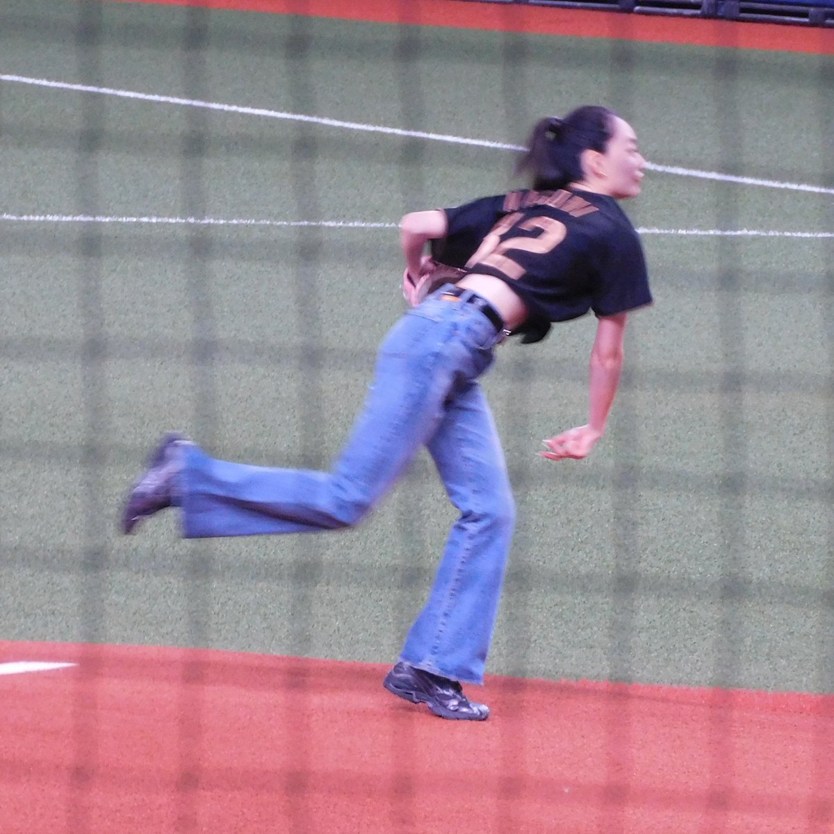 Fminchoi's tweet photo. ファーストピッチセレモニーは、なごみさでした！
#阪神タイガース https://t.co/76B8Bie8ZU