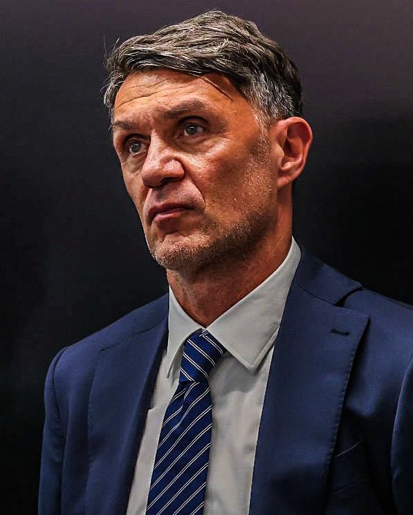 Rossoneri_ar's tweet photo. مالديني عن استقالته من الاتحاد الايطالي وما حدث مع مالاغو:

"مالاغو اتصل بي في عيد الفصح، وقال لي: هناك إمكانية لأن أصبح رئيسًا للاتحاد الإيطالي لكرة القدم (FIGC)، وأنت الشخص الذي أود أن يكون معي. فأبديت له استعدادي للعمل معه"

"بالنسبة لي، كرة القدم فيها شيئان فقط: ميلان والمنتخب الوطني"

"بعد ذلك لم أسمع منه شيئًا. ثم اتصل مالاغو مجددًا في اليوم السابق للانتخابات، وقال: 'غدًا ستكون الانتخابات، وهناك احتمالية جيدة، وأريدك أن تكون معنا'"

"فأجبته: لنتحدث عن الأمر."

"وطلب مني أن أصبح رئيسًا لـ Club Italia. لم يكن الأمر يتعلق فقط بإعادة إطلاق المنتخب الوطني، بل كان هناك أيضًا عمل لإعادة تأسيس كرة القدم الإيطالية من جديد"

"بعد ذلك تم تعديل الاتفاقات، وبالتالي لم يكن أمامنا سوى الاستقالة. أو بالأحرى، رفض توقيع العقد لمدة أربع سنوات الذي كان من المفترض أن يبدأ في الأول من أغسطس"

"في البداية سألت: من سيختار مدرب المنتخب؟

"أجابني مالاغو: 'المدرب تختارونه أنتم، وأنا أوافق على اختياركم'. هذا كان الاتفاق"

"لكن الأحداث أدت إلى تغيير هذا الأمر. اتصل بي وبـليوناردو وقال لنا: 'في رأيي، لم يعد بالإمكان التعاقد مع أندريا بير��و. ومن اليوم، أنا من سيختار المدرب. من اليوم تتغير القواعد: أنا أقرر مدرب المنتخب وأنتم توافقون على قراري' "

"لكن إذا كانت لديّ مهمة ومسؤولية، وأنا أريد أن أمارس هذه المسؤولية، فهذا أمر غير مقبول بالنسبة لي"

"أخذنا 24 ساعة للتفكير، ثم قدمنا استقالتنا، رغم أن العقد كان لا يزال من المفترض أن يبدأ ولم يكن قد دخل حيز التنفيذ بعد"

"لا أعرف إذا كان هذا يعني أنني شخص متشدد أو متكبر. أنا معتاد على العمل بطريقة مختلفة"

"لم تعد هناك شروط الثقة اللازمة للقيام بعمل بهذا الحجم، رغم أنه في الوقت نفسه عمل مثير للغاية ومليء بالحماس"