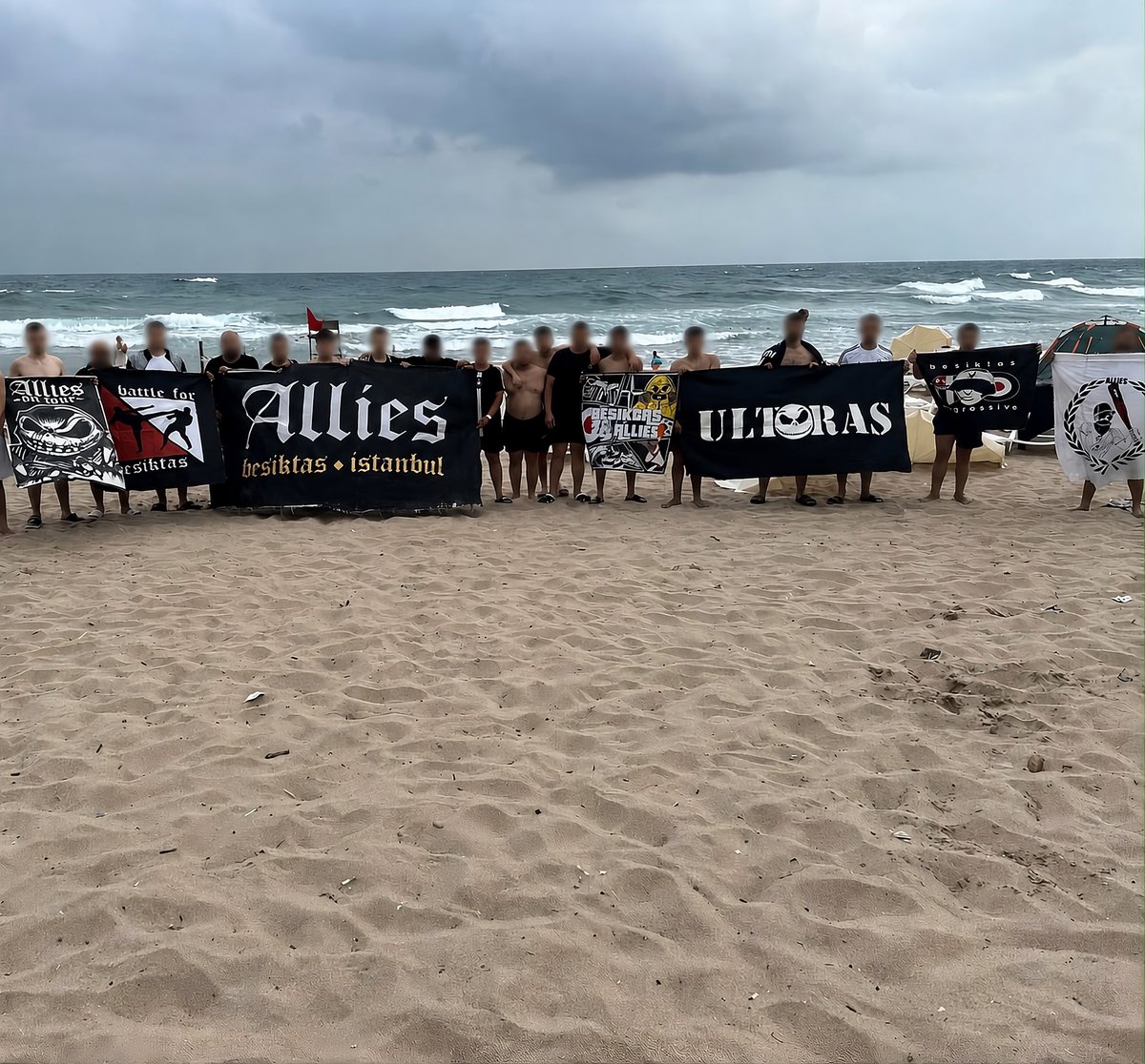 BESIKTASALLIESS's tweet photo. Isto não é férias. Isto é um ritual 🕶️ https://t.co/H6SLBP87fH