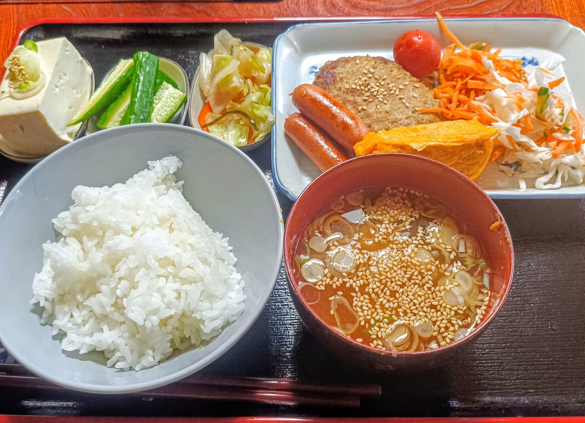 niwa9's tweet photo. 今日はハンバーグとソーセージをいただく。 https://t.co/zsDbtYy8dU