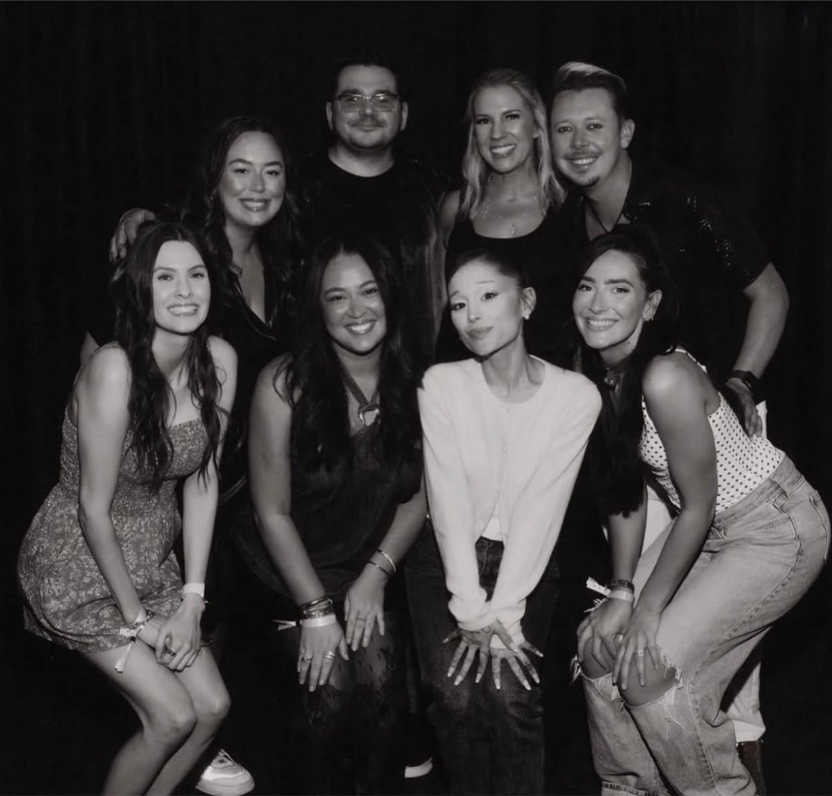 BabyDollGrande_'s tweet photo. Ariana Grande avec les membres de l’équipe de @ultabeauty 🧡 https://t.co/tjmEYy3EBc