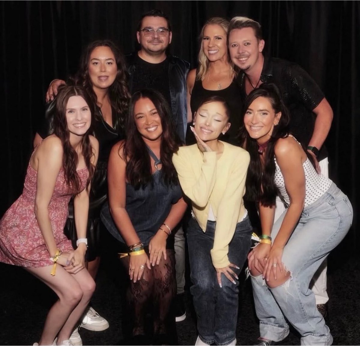 BabyDollGrande_'s tweet photo. Ariana Grande avec les membres de l’équipe de @ultabeauty 🧡 https://t.co/tjmEYy3EBc