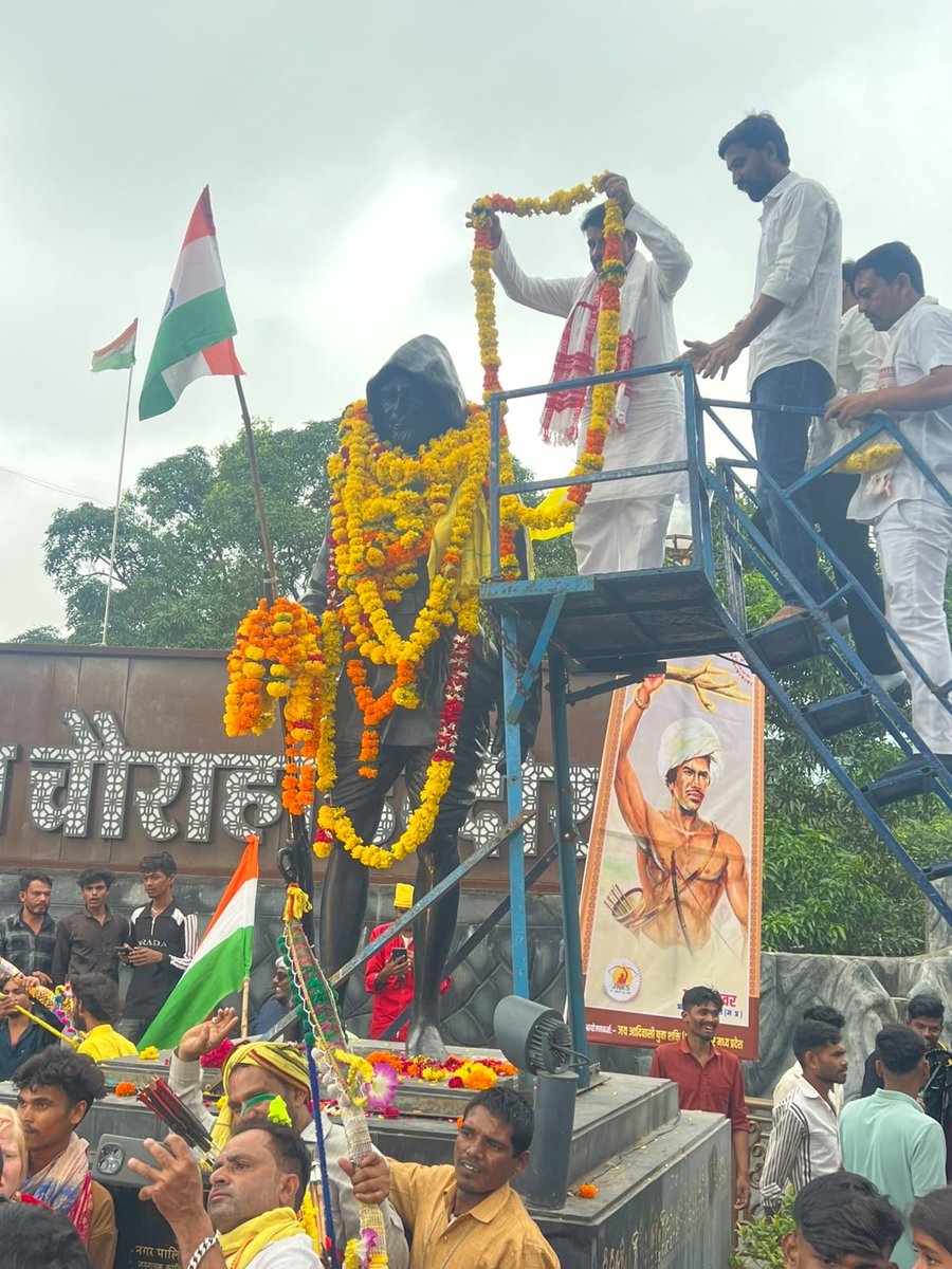 BalaBachchan's tweet photo. विश्व आदिवासी दिवस की सभी को शुभकामनाएं।
आज इंदौर में क्रांति सूर्य जननायक टंट्या मामा को पुष्पांजलि समर्पित कर आयोजित कार्यक्रम में सम्मिलित हुआ। https://t.co/uOWgGqwGPx
