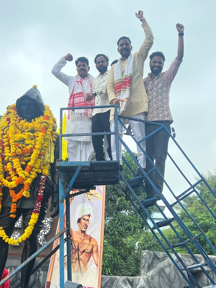 BalaBachchan's tweet photo. विश्व आदिवासी दिवस की सभी को शुभकामनाएं।
आज इंदौर में क्रांति सूर्य जननायक टंट्या मामा को पुष्पांजलि समर्पित कर आयोजित कार्यक्रम में सम्मिलित हुआ। https://t.co/uOWgGqwGPx