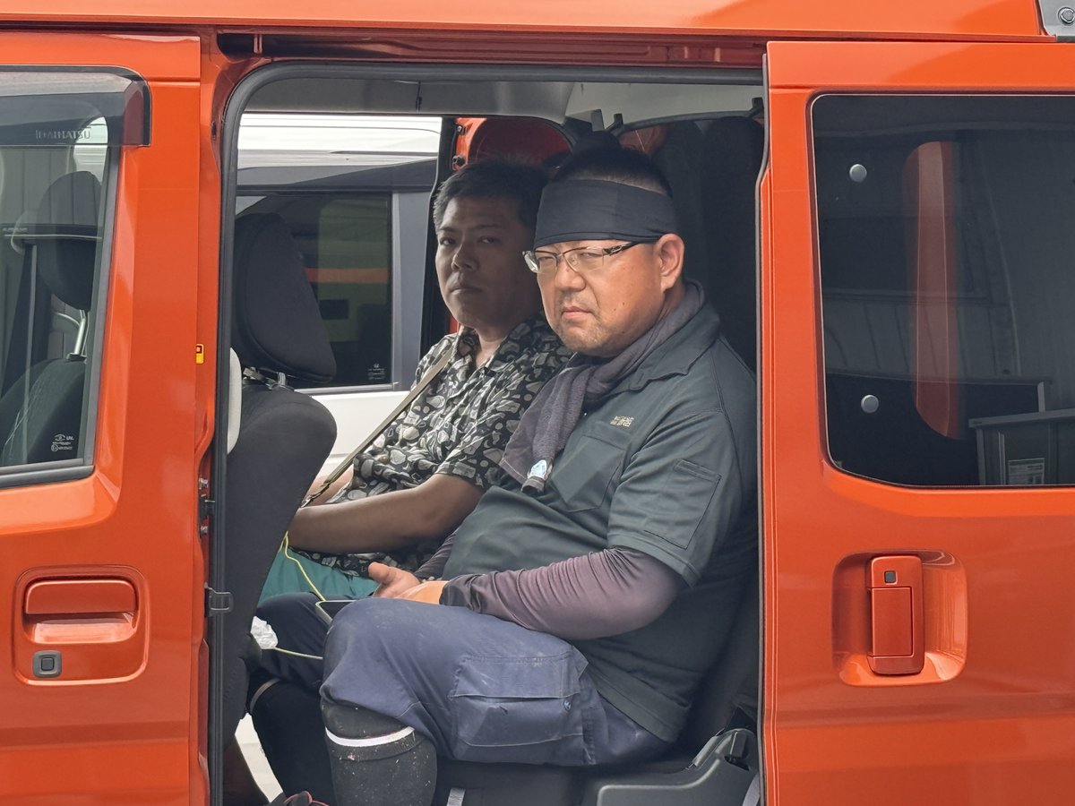 PACoto27's tweet photo. ホームセンターに地方車の追加資材を買い出しに行った時、お会計の寸前で
はゆ姉が「お、ダイソーあるやん、ちょっと行ってくるわ」と言って離れた後、しばらく待たされたおじさん2人です。
お納めください🙇🏻‍♂️ https://t.co/7MPYAAi8Xk