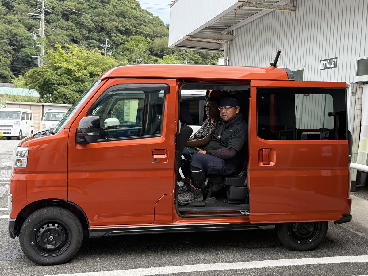 PACoto27's tweet photo. ホームセンターに地方車の追加資材を買い出しに行った時、お会計の寸前で
はゆ姉が「お、ダイソーあるやん、ちょっと行ってくるわ」と言って離れた後、しばらく待たされたおじさん2人です。
お納めください🙇🏻‍♂️ https://t.co/7MPYAAi8Xk