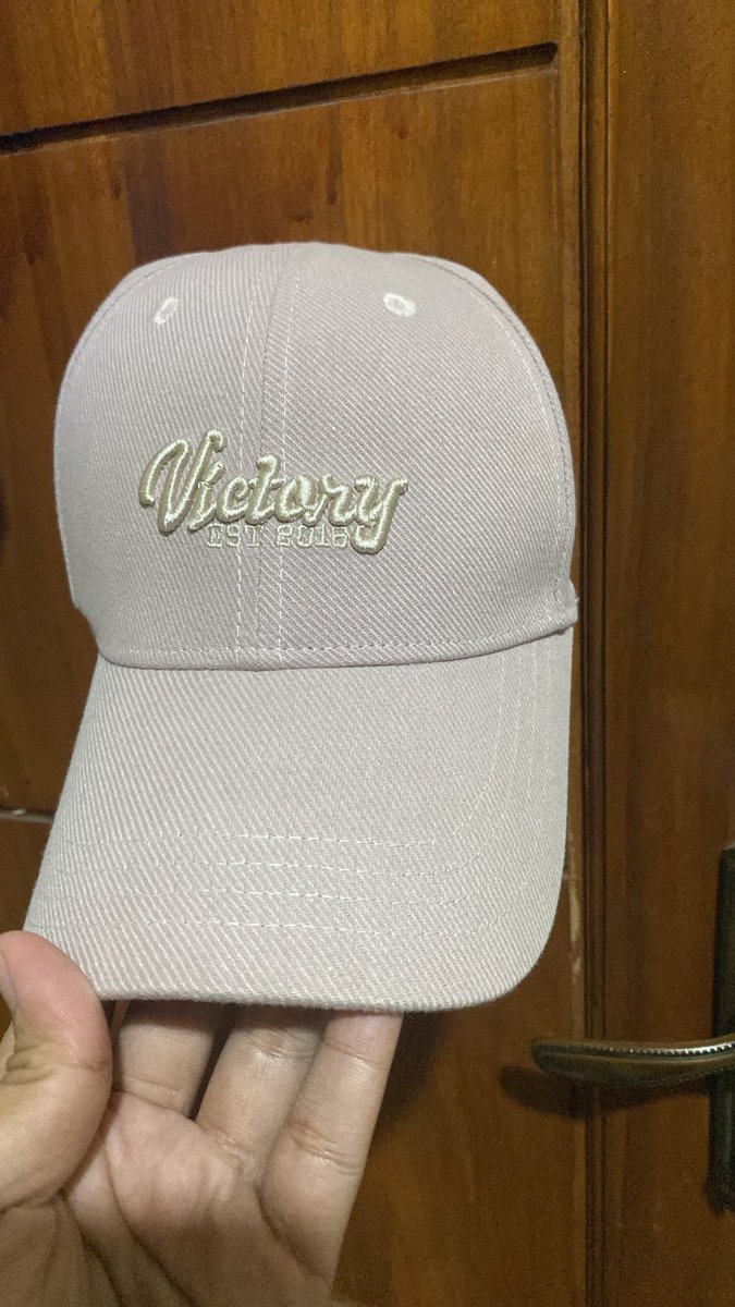 VantaNebula's tweet photo. @beeat0pia Yu kak
Size 42 cuma sekali pakai 75k
Tas slingbag caselle cuma sekali pakai 75k
Topi masih good condi jarang pakai 50k
Tas kulit sapi asli sekali pakai 70k 
@beeat0pia https://t.co/ciMF8p7I9r