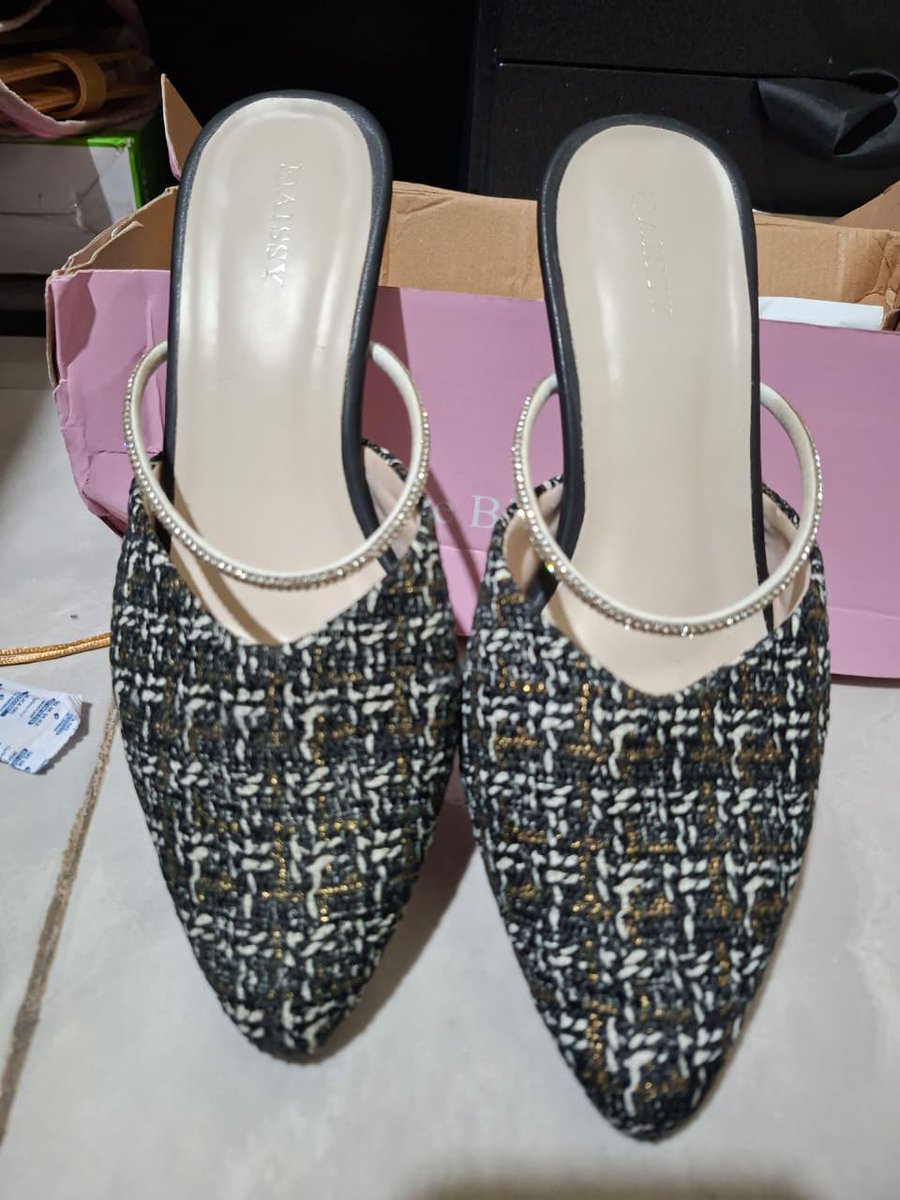 VantaNebula's tweet photo. @beeat0pia Yu kak
Size 42 cuma sekali pakai 75k
Tas slingbag caselle cuma sekali pakai 75k
Topi masih good condi jarang pakai 50k
Tas kulit sapi asli sekali pakai 70k 
@beeat0pia https://t.co/ciMF8p7I9r