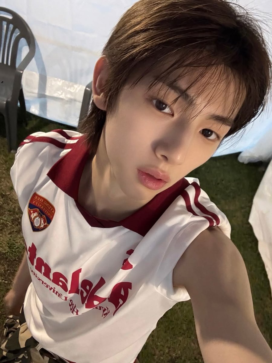 du___si's tweet photo. 빨간색 잘 어울리는 김주훈 좋음 https://t.co/rpHHBMpDQb
