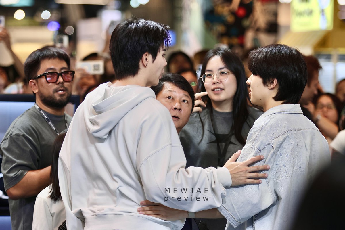 MEWJAExZEEPRUK's tweet photo. ขอคนเข้าใจ 🥹😭

#SUPERSUNxSIAMCENTER 
#SUPERSUNPOPUP 
#SUPERSUNPOPUPINBKK

@zee_pruk #ZeePruk 
@CwrNew #NuNew 
@ssupersun #SUPERSUN https://t.co/F8qvbmWRle