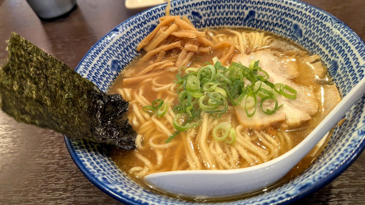 hiroshi_keys's tweet photo. ドイツの森からの帰りに寄った『中華そば黒波』
あご出汁がしっかり効いた焼きあご中華そば、近所だったら週3は通いたいレベルの一品！個人的にこれまで食べた岡山のラーメンで三本の指に入りますわ👍 https://t.co/3a6InV91tM