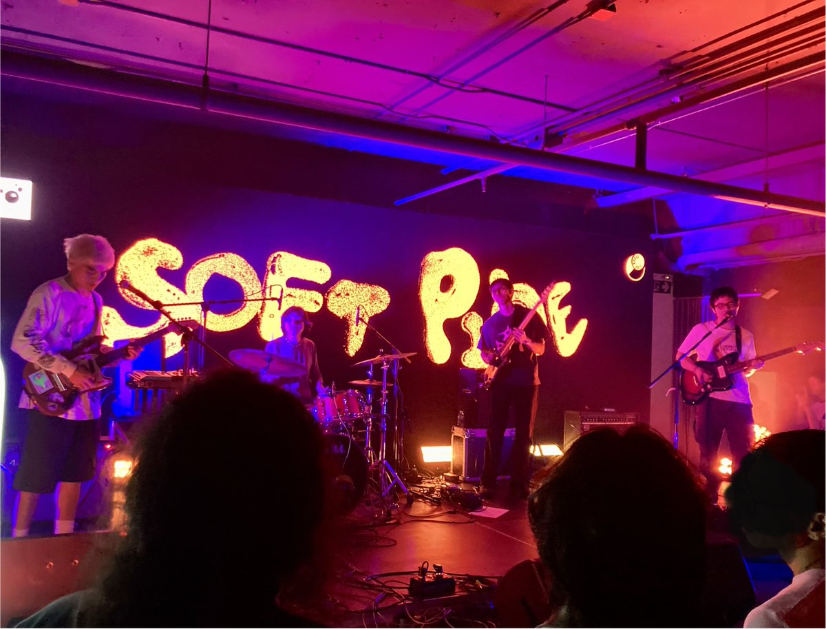 ginn_taro's tweet photo. 期待と挑戦に満ちたSoft Pineのレコ発ライブ。いつもの人懐っこいメロディーに加え、今までの殻を抜き破るかのような爆発力ある展開の応酬。
ライブも海外ツアーも音源リリースも止まることなく続けていて、積み重ねた経験がきちんとライブに還元されてる。
良いライブだった。 https://t.co/hTdBqE5HQV
