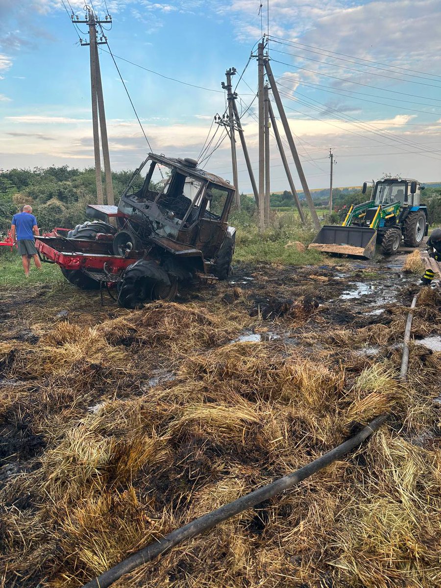 pogrebeckij's tweet photo. Печенізька громада перебуває під ворожив огнем - голова громади Олександр Гусаров

Ворог воює з цивільним населенням, руйнує людське житло, сільськогосподарську техніку, нищить майно людей, - написав Гусаров https://t.co/DZtOkAED1d