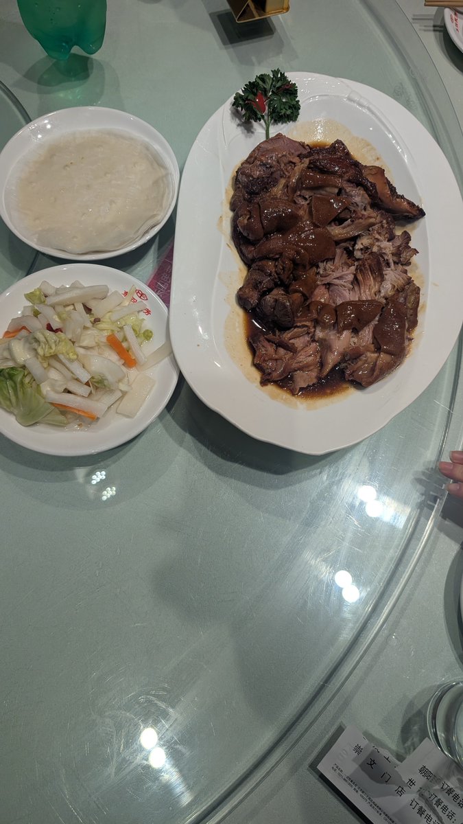 bayernbs's tweet photo. 吃的方面。存的店都很好，东四名芳是本地连锁，菜好吃且服务到位。宜宾招待所选料精，出品稳。钟餐厅是淮扬菜，道道精美，尤其糟卤拼，三天了，嘴里似乎仍留有香味。只有蜀风情有点失望，不知道是不是厨师真被挖走了。厨艺小湖南和红霞土菜馆没去成，留待下次了。 https://t.co/5eTFzyCx32